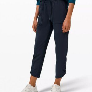Lululemon Dance Studio MR Crop - Navy - size 2